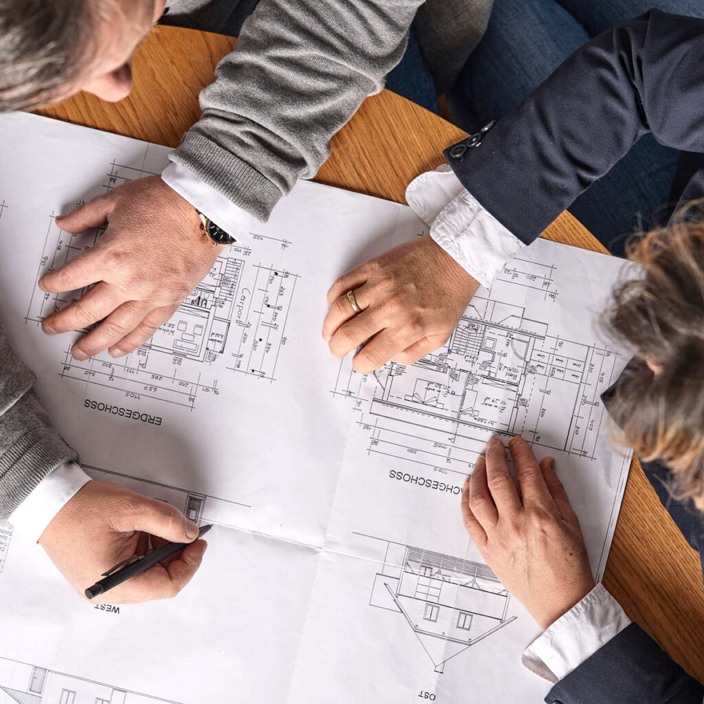Planbesprechung für den Bau eines Hauses