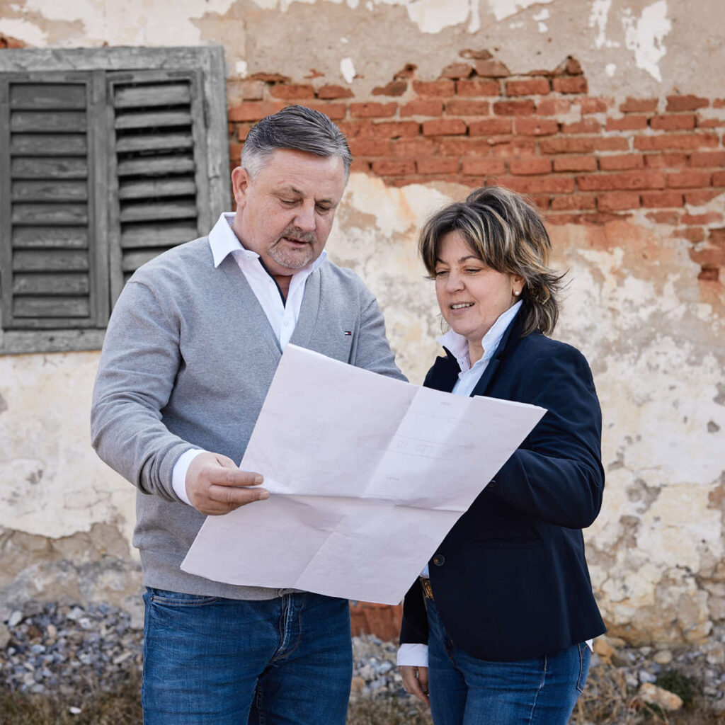 Helmut und Roswitha Schwarz auf einer Baustelle