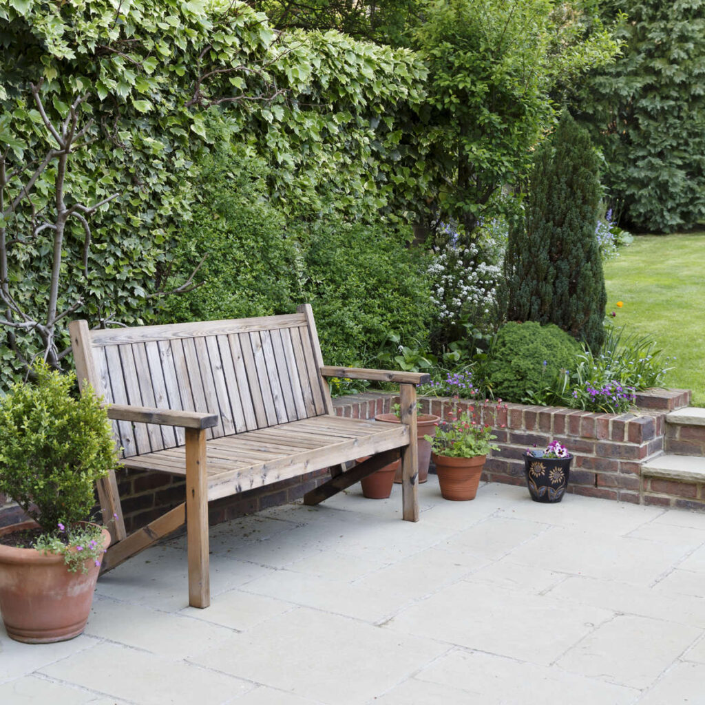 Terrasse neu gestaltet mit Bank zum Sitzen